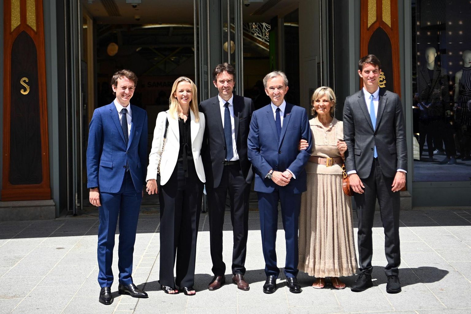 LVMH juht Bernard Arnault (keskel), tema kõrval abikaasa Helene ja lapsed (vasakult) Frederic, Delphine, Antoine ja Alexandre.