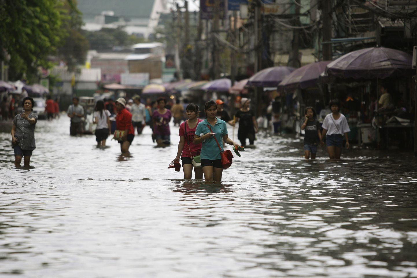 Bangkoki elanikud üleujutatud linnaosas.