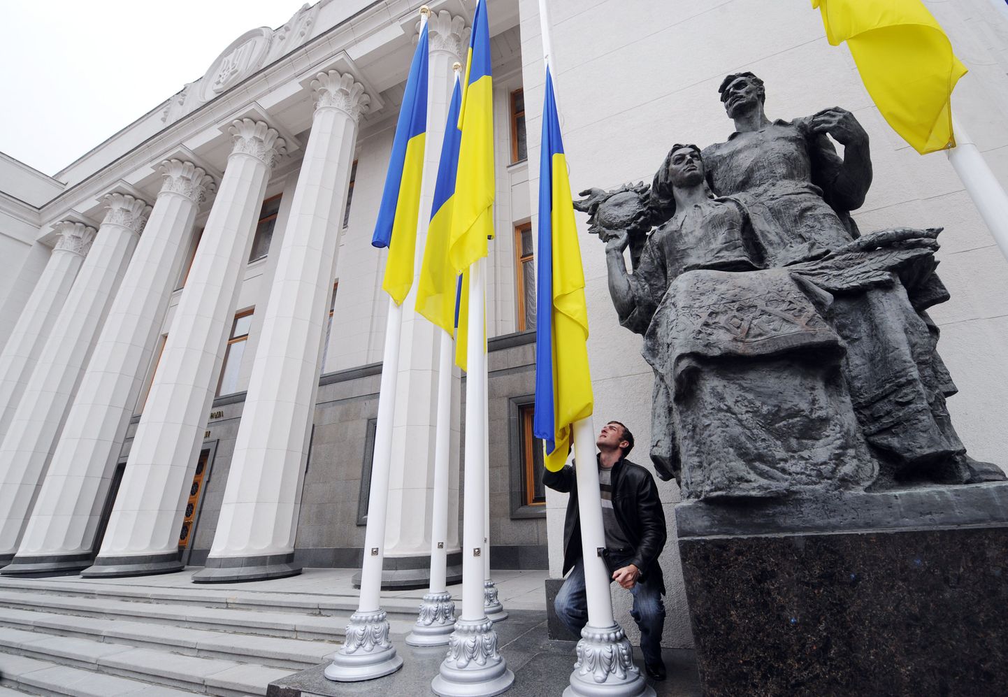 Государственные флаги Украины перед зданием парламента