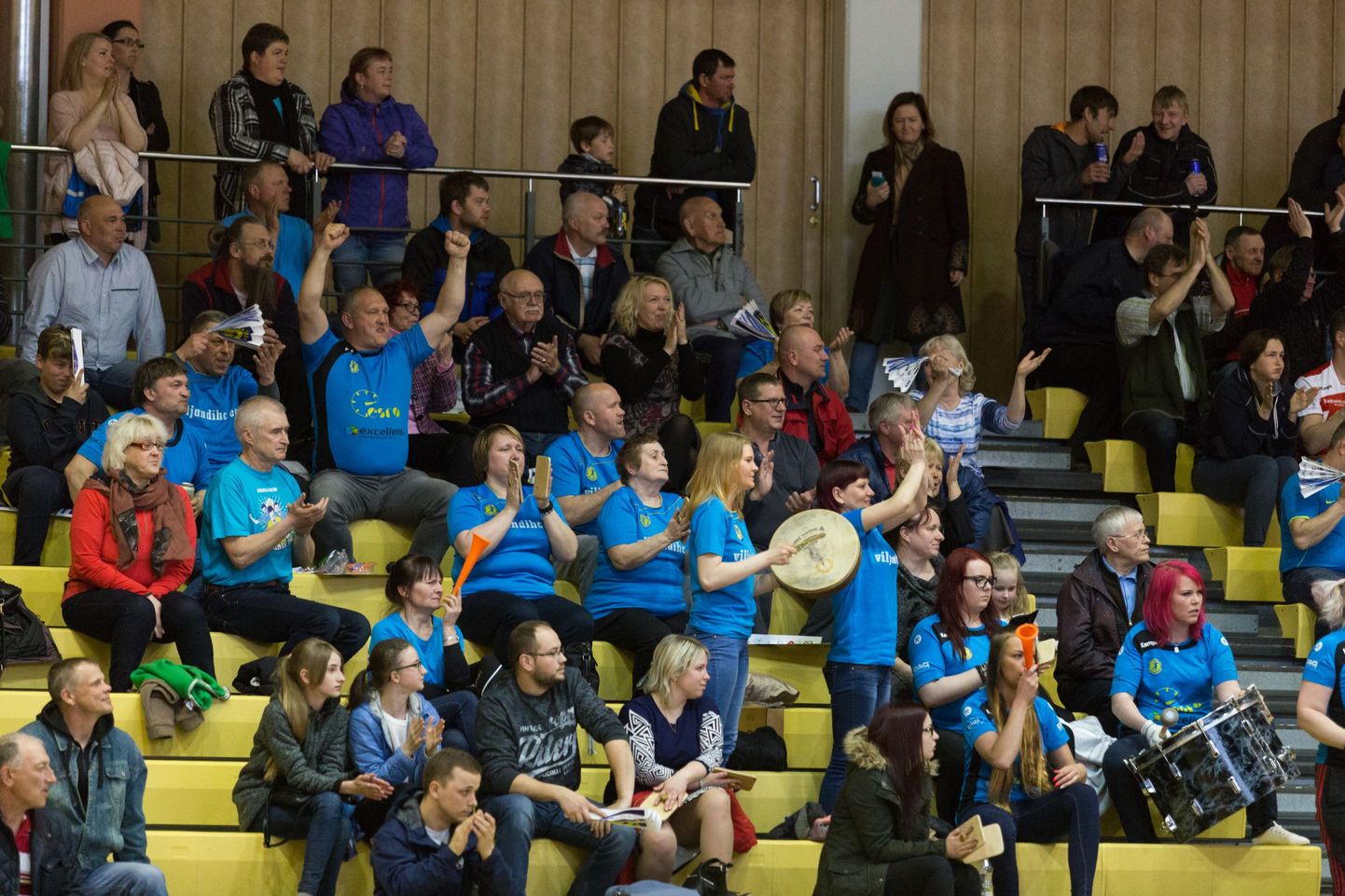Viljandi spordihalli kohalikule käsipallimeeskonnale kaasa elama kogunenud publik.