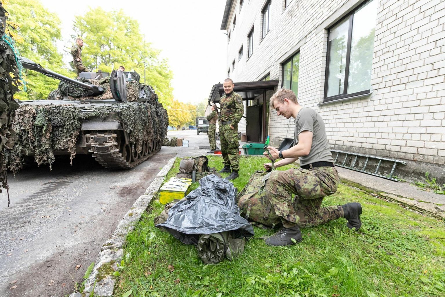 Scoutspataljoni kaitseväelased pakivad varustust lahingumasinasse CV90.