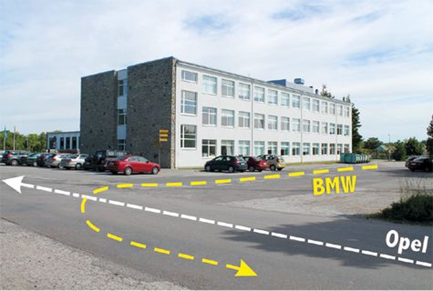 Graafik selgitab järgmist olukorda: kui Ehitajate tee oleks peatee, oleks sõidueesõigus Opeli juhil. Kui tegemist oleks samaliigiliste teede ristmikuga, oleks parema käe reegli järgi eesõigus BMW juhil, kelle parem käsi on vaba.