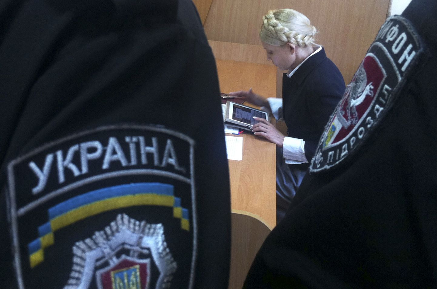Ukraina endine peaminister Julia Tõmošenko kohtusaalis