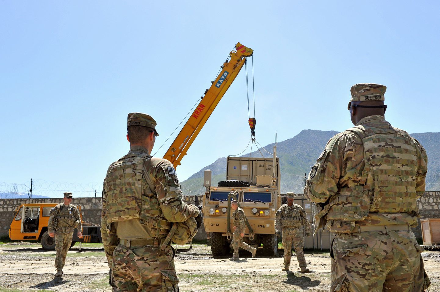USA maaväelased vaatamas asjade pakkimist Kunari provintsis Honaker Miracle'i baasis.