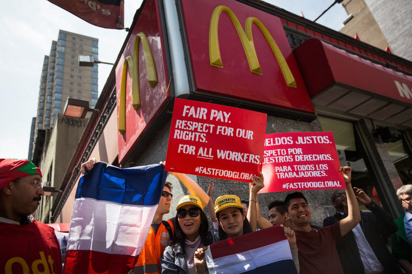 Работники McDonalds требуеют повышения зарплат.