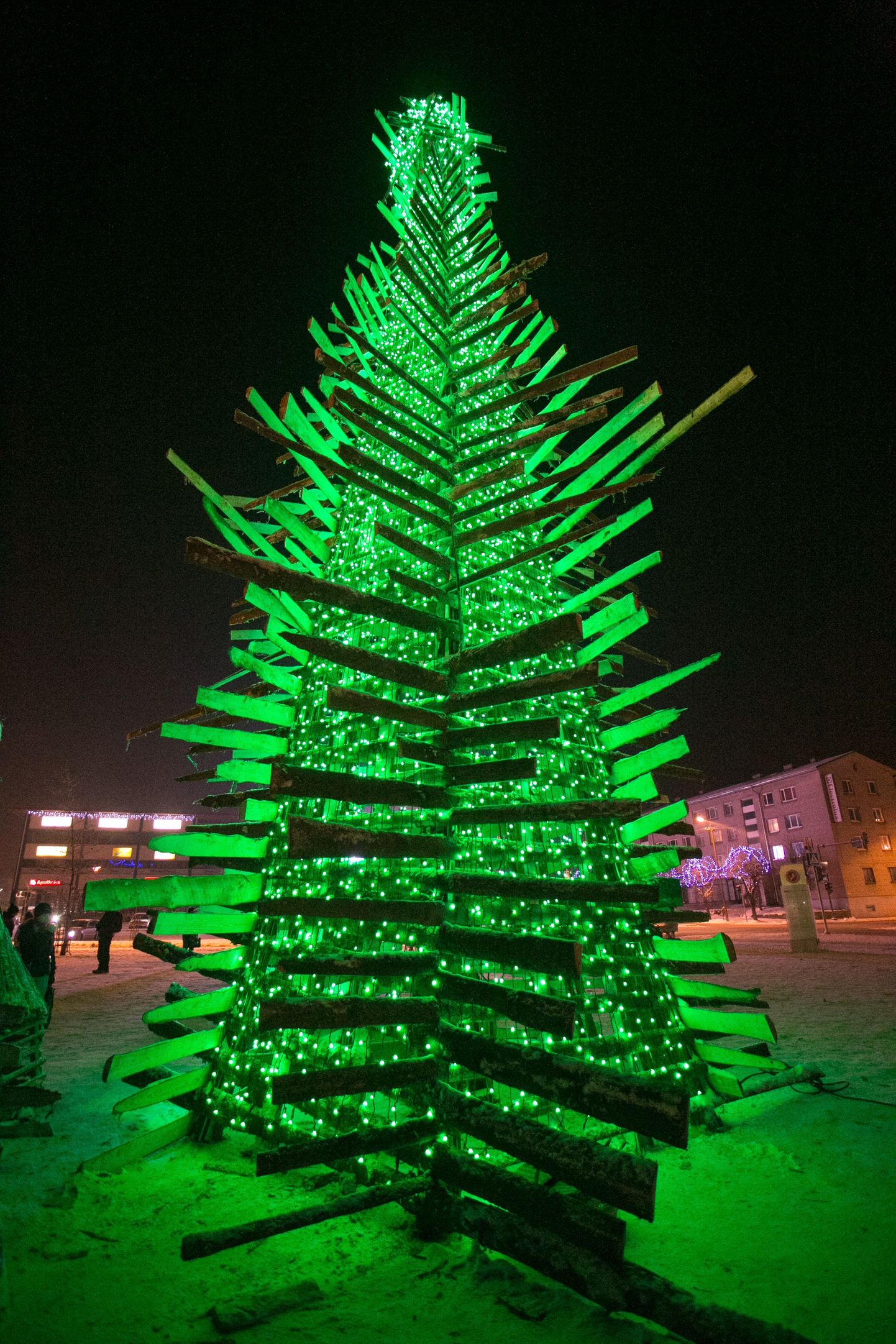 Rakvere linna jõulupuu tuledesäras.