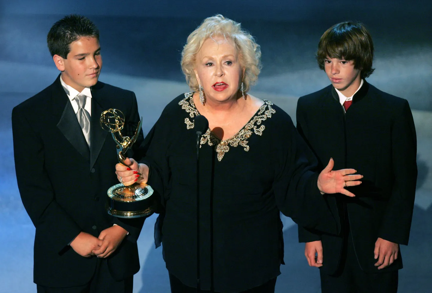 Doris Roberts accepts her award for Outstanding Supporting Actress in a Comedy Series, with her grandsons, at the 57th annual Primetime Emmy Awards at the Shrine Auditorium in Los Angeles, September 18, 2005. The co-star of the hit comedy television series "Everybody Loves Raymond" died April 17, 2016 according to local media, Monday. REUTERS/Robert Galbraith/File photo