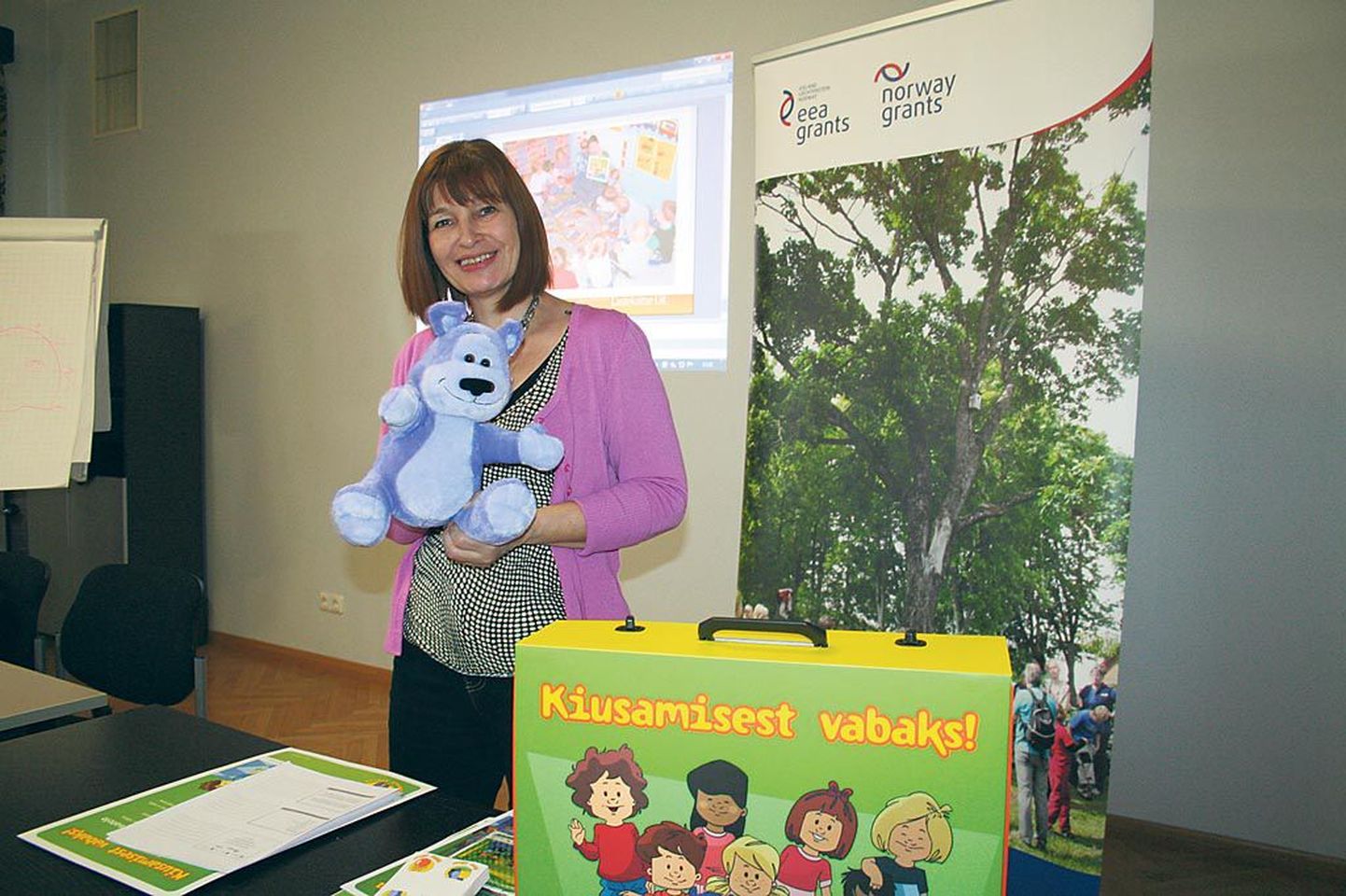 Koolitaja Erika Simmulson tutvustas lasteaiaõpetajatele projekti sümbolit: lillad karud muudavad metoodika mänguliseks, muinasjutuliseks ja külgetõmbavaks.