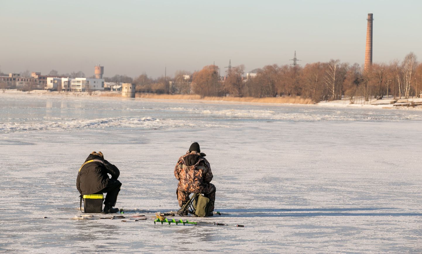 Tirgutajad Pärnu jõel.