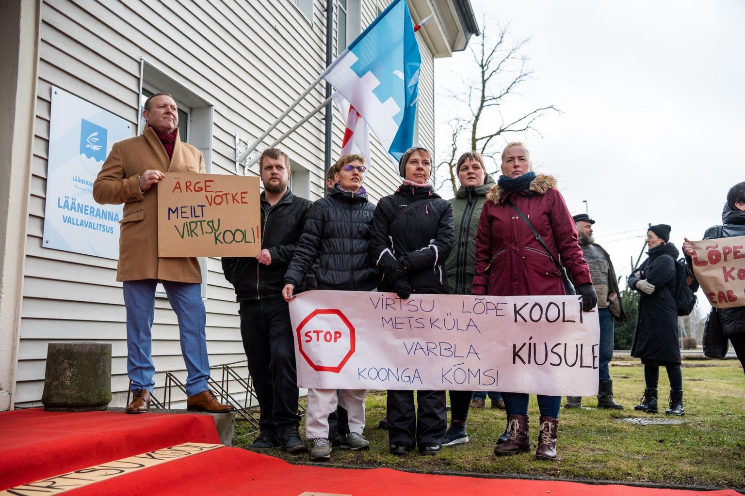 Samal ajal kui volikogu otsustas Lääneranna valla maakoolide saatuse üle, käis vallavalitsuse hoone ees protestimiiting ja sealsed hääled kostsid volikogu saaligi.