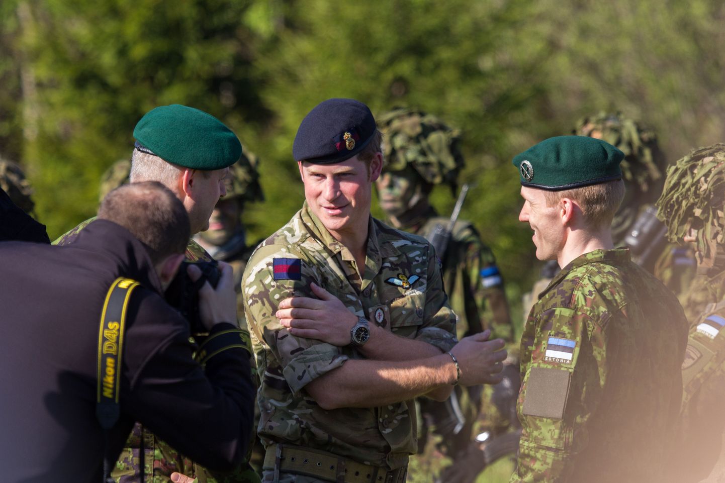 Prints Harry oli Lõuna-Eesti visiidi ajal rõõmsameelses tujus ning nautis vestlust kolme riigi kaitseväelastega täiel rinnal.