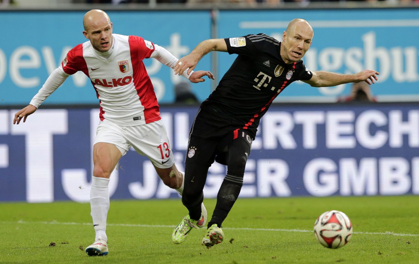 Arjen Robben (paremal) võitlemas Tobias Werneriga.