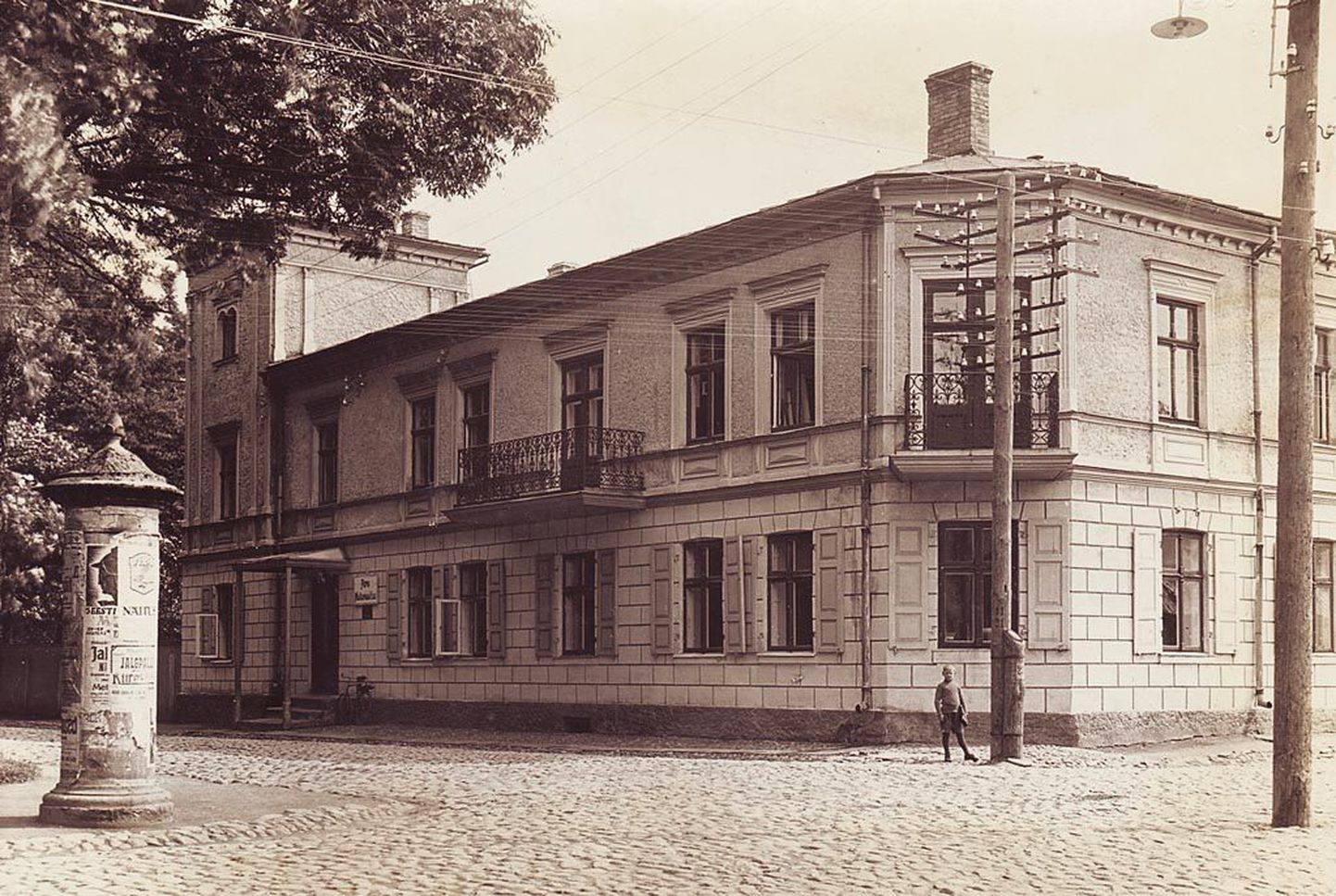 Pärnu maavalitsus Karja ja Suure-Sepa tänava nurgal. Paljud mäletavad seda maja polikliinikuna, kus praegu asub Pärnu linnavalitsus.