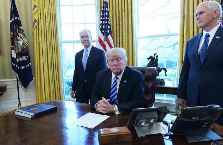 Donald Trump, asepresident Mike Pence (paremal ja tervishoiuminister Tom Price