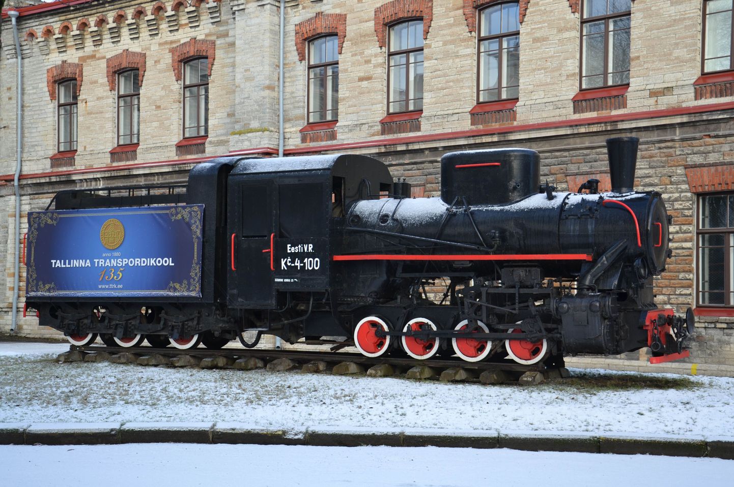 Eemalt vaadates tundub Tallinna raudteekooli hoovis seisva veduri seisukord päris hea. Pilt on tehtud 13. veebruaril 2016.