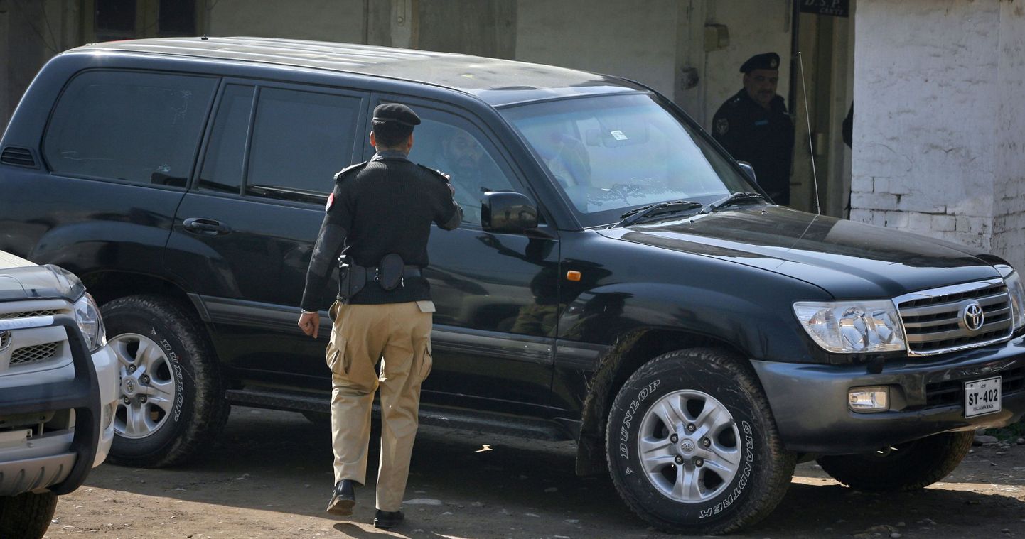 Pakistani politseinik ja USA saatkonna auto.