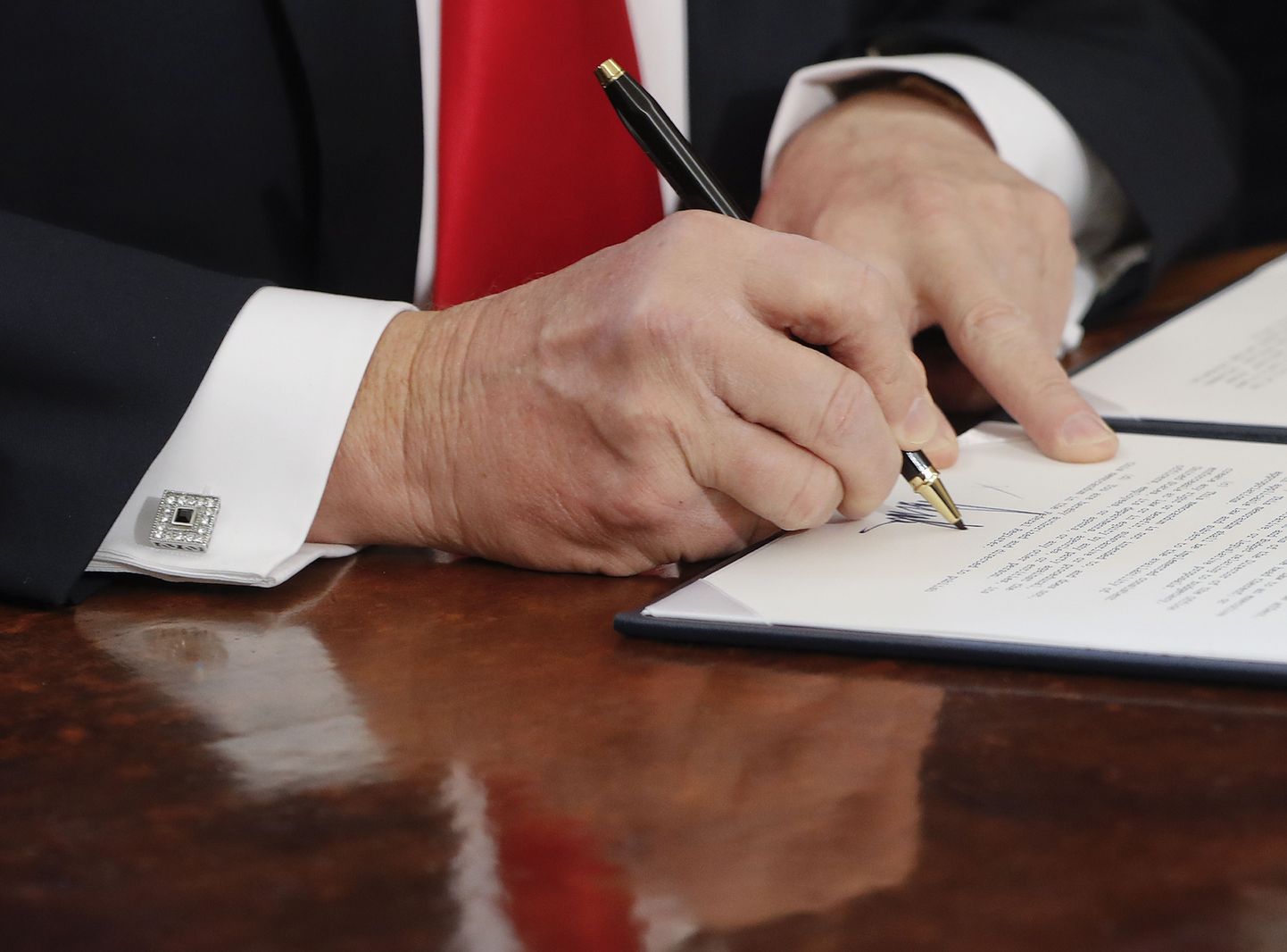 Donald Trump eelnõud allkirjastamas.