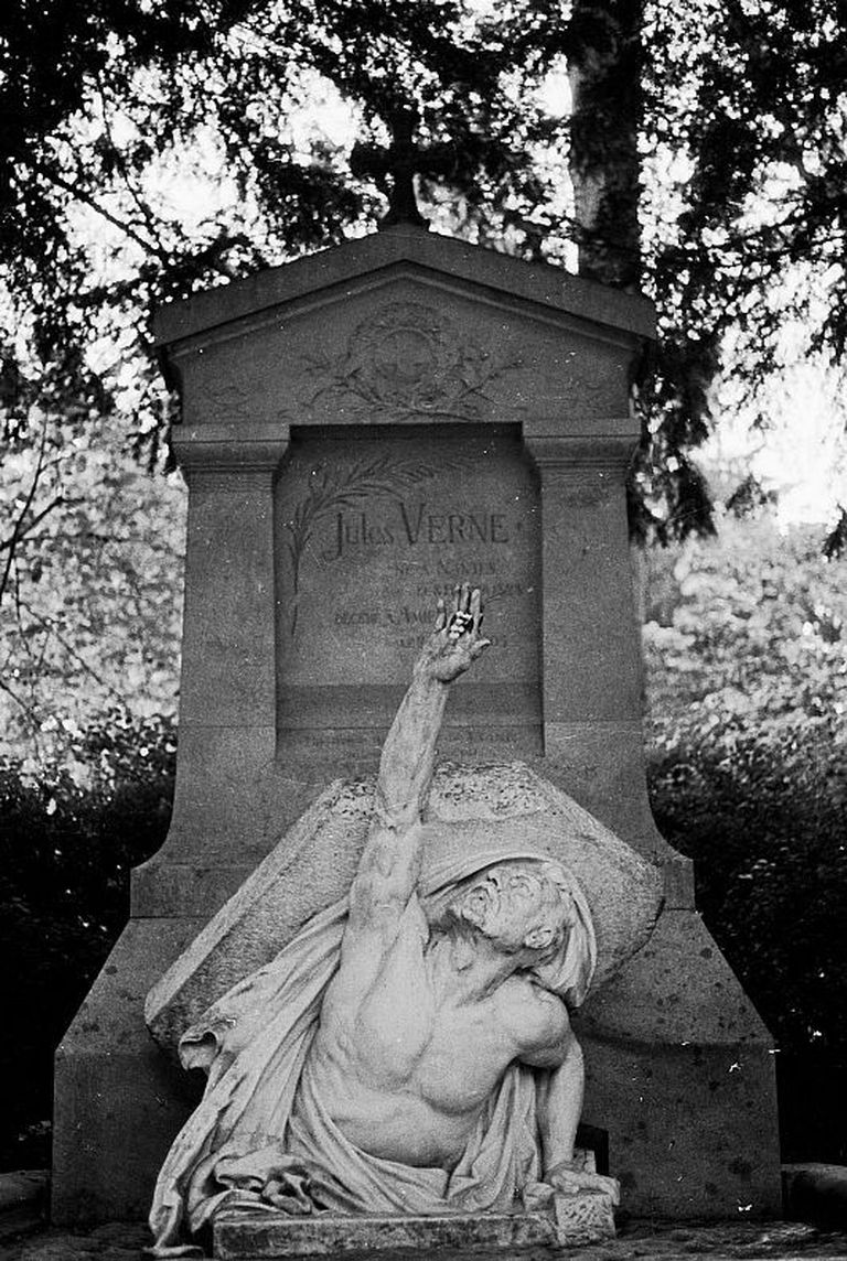 Jules Verne hauamonument / wikipedia.org
