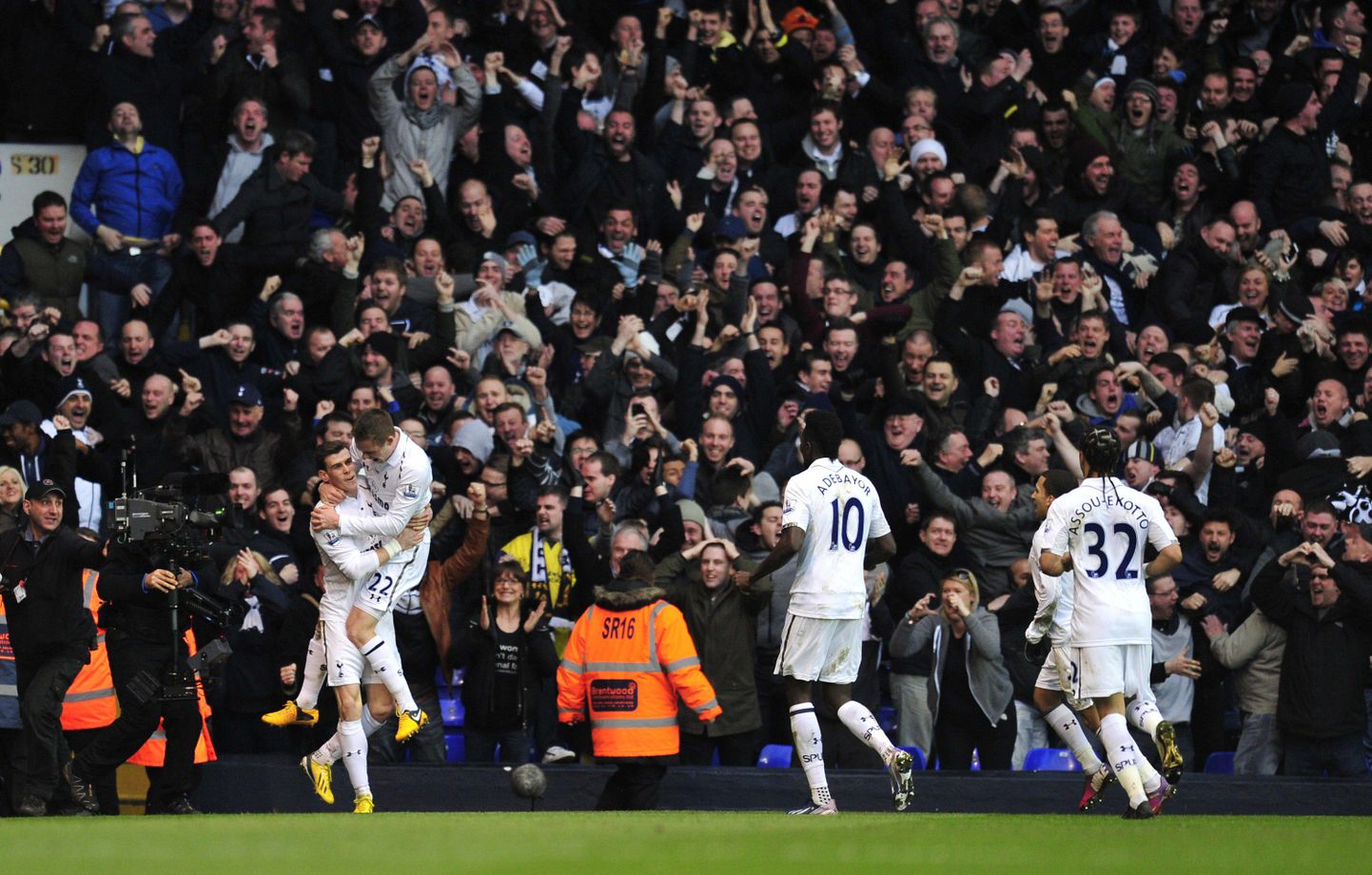 Tottenhami mängijad väravat tähistamas.