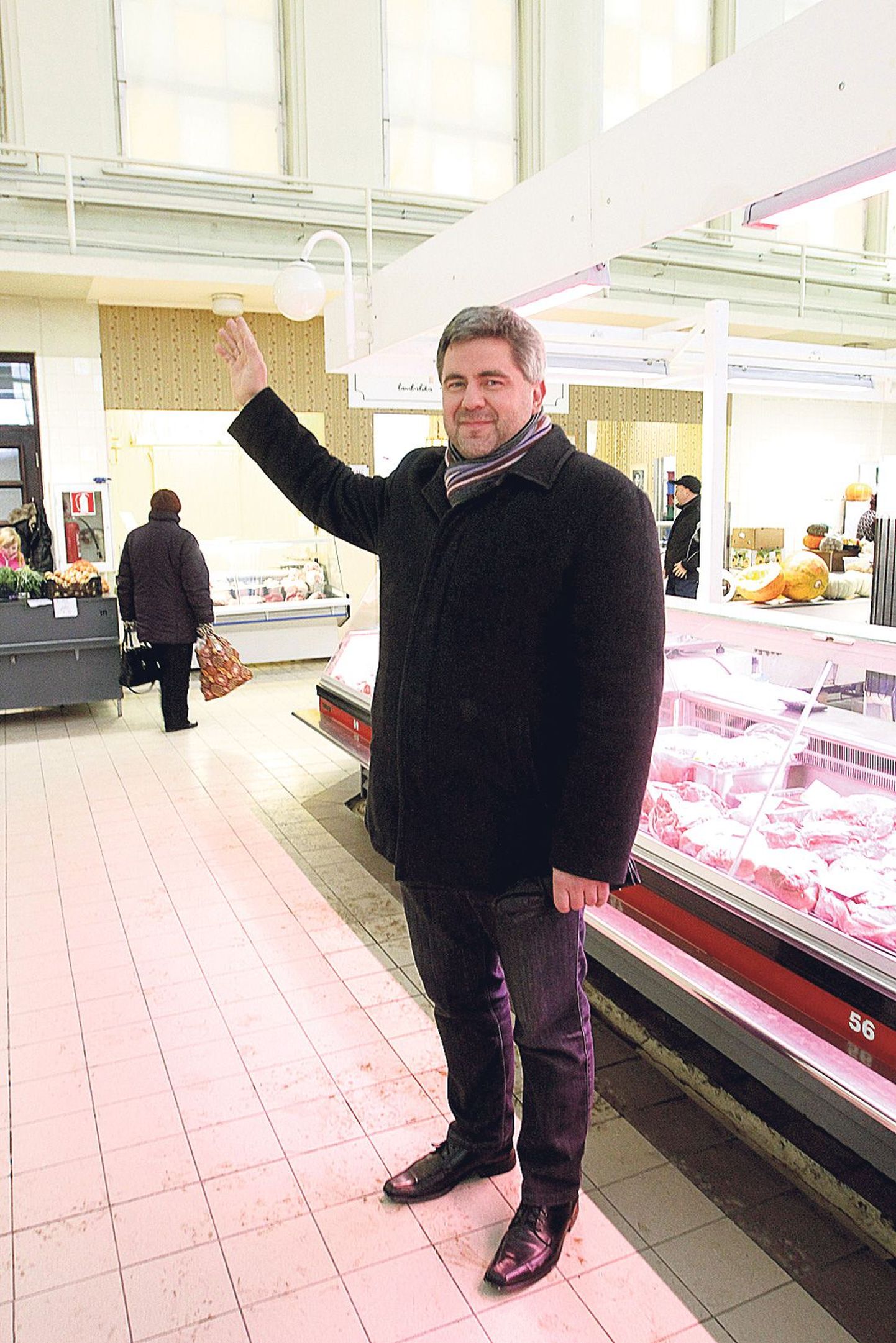 Tartu turu arendusjuht Heiki Hansen osutab turuhoone rõdude poole, kuhu võiks tulevikus tulla söögikoht.