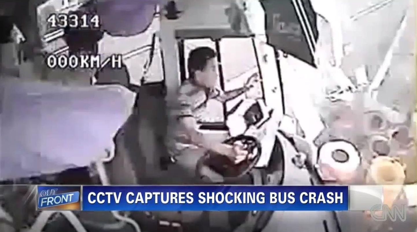 Hiina bussijuht pääses õnnetusest eluga lennates aknast välja