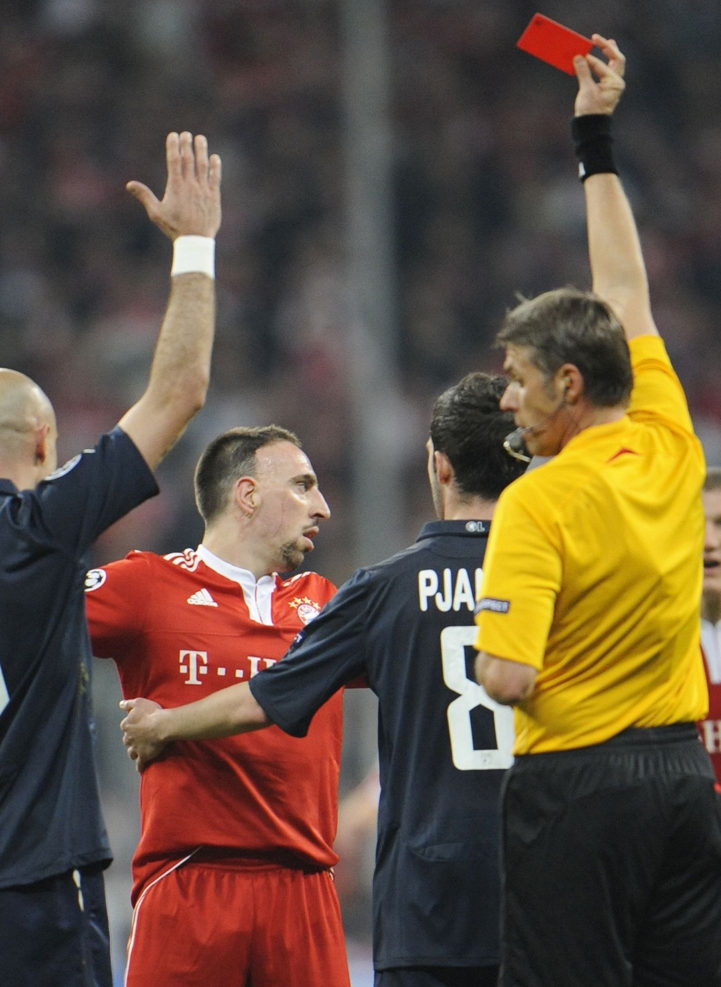 Franck Ribery (keskel) sai eelmisel nädalal mängus Lyoni vastu punase kaardi ning jääb nüüd seetõttu ka finaalist eemale.