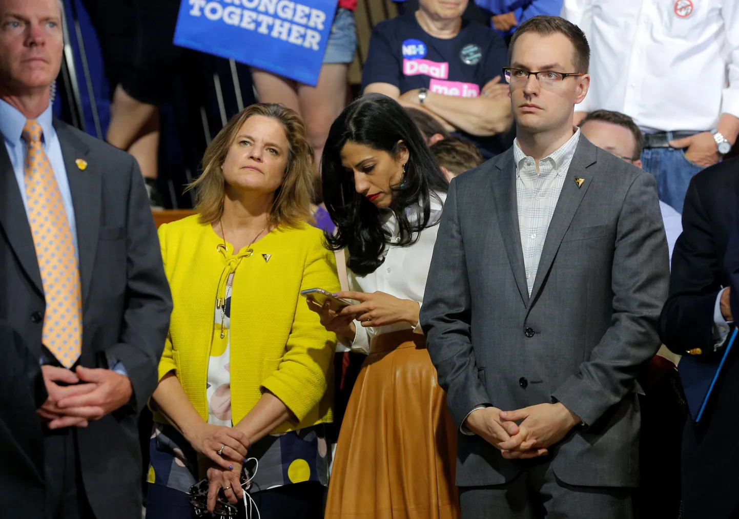 USA demokraatide presidendikandidaadi Hillary Clintoni kommunikatsioonijuht Jennifer Palmieri (kollases), assistent Huma Abedin (keskel) ja kampaaniajuht Robby Mook (paremal).