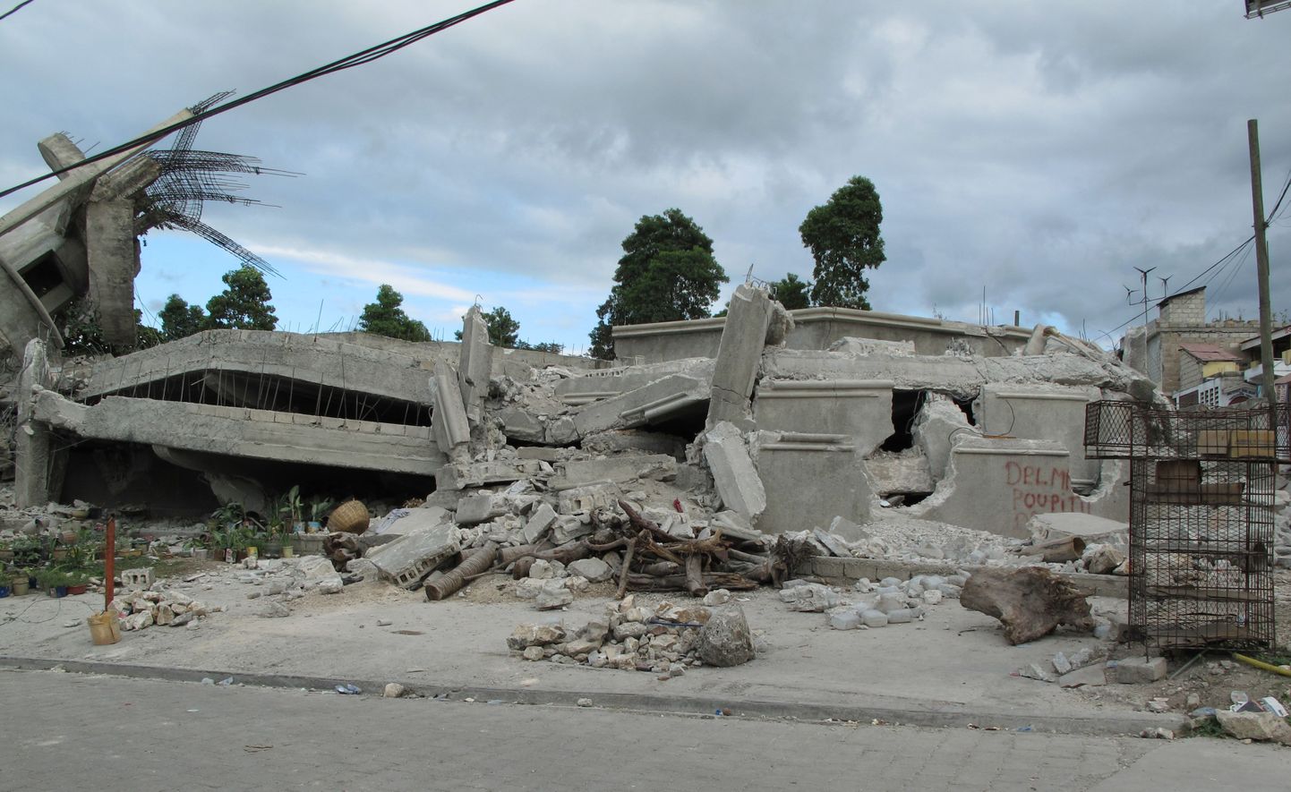 Kõik mis on jäänud alles 5-korruselisest hoonest Haiti pealinnas Port-au-Prince'is.
