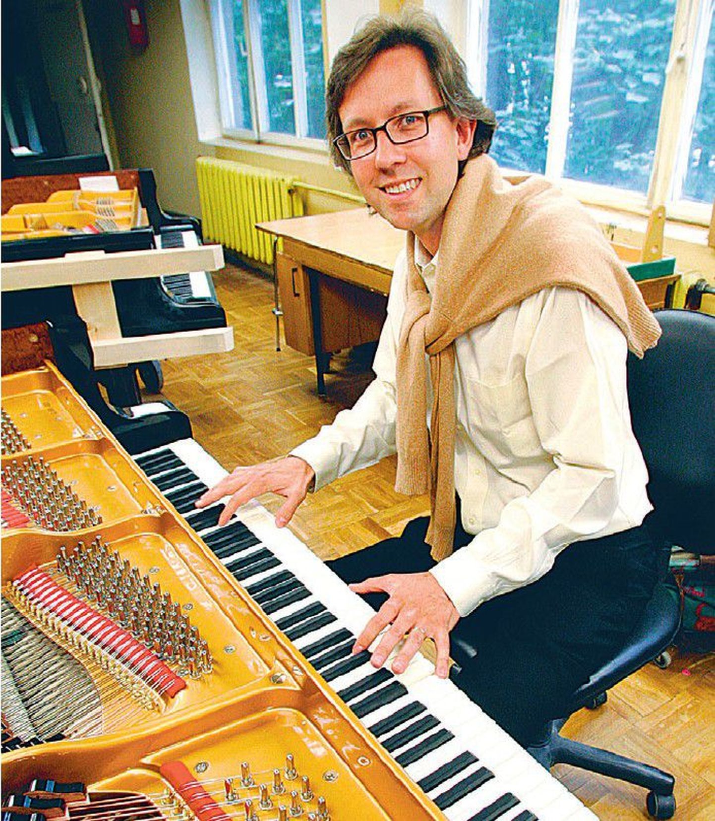 Indrek Laul on maailmas teadaolevalt ainus klaverivabriku omanik, kes ka ise kontserte annab. Enamasti ja kui vähegi võimalik teeb ta seda oma vabrikus valmistatud Estonial.