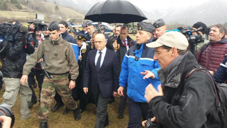 Sündmuspaigale jõudis just Prantsusmaa siseminister Bernard Cazeneuve. Foto: Twitter