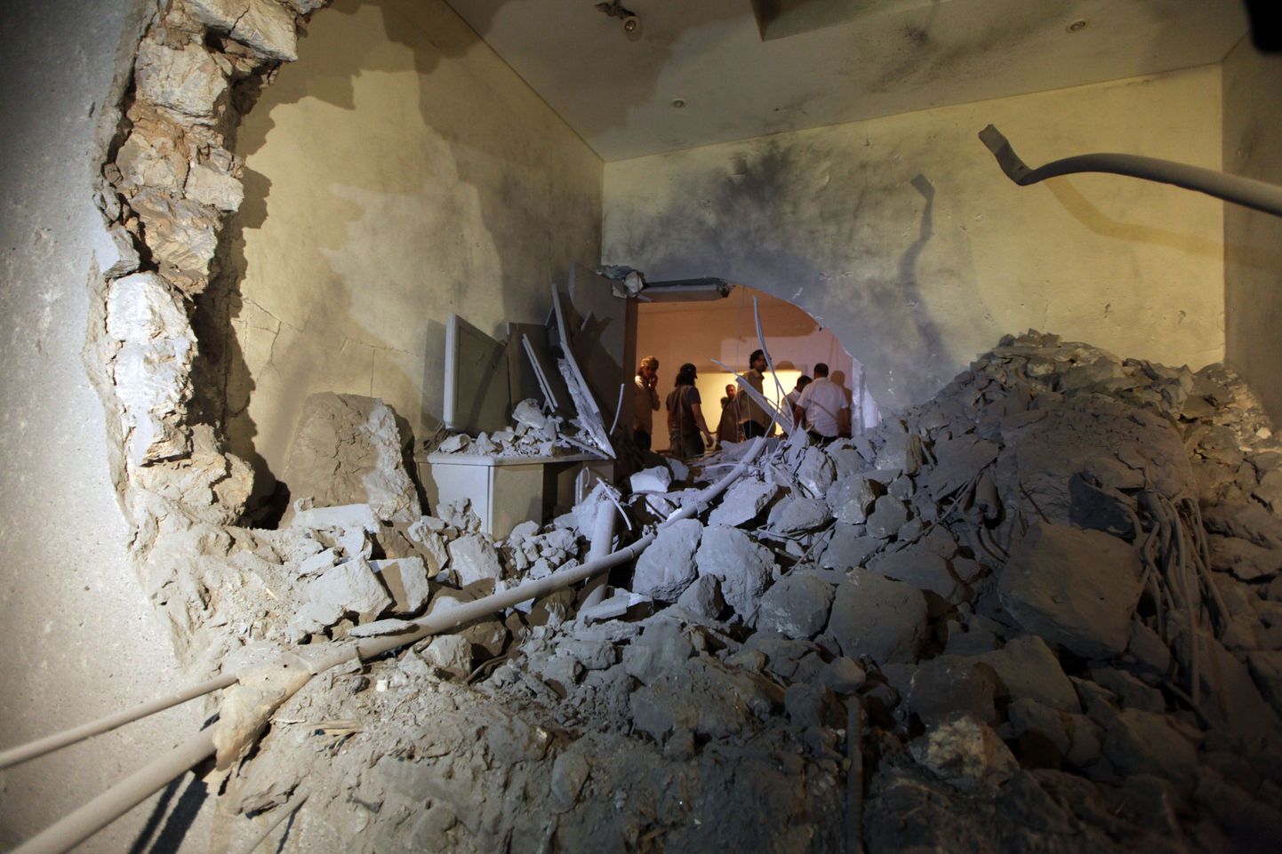NATO eilses õhurünnakus viga saanud hoone, milles varjas end Gaddafi perekond.