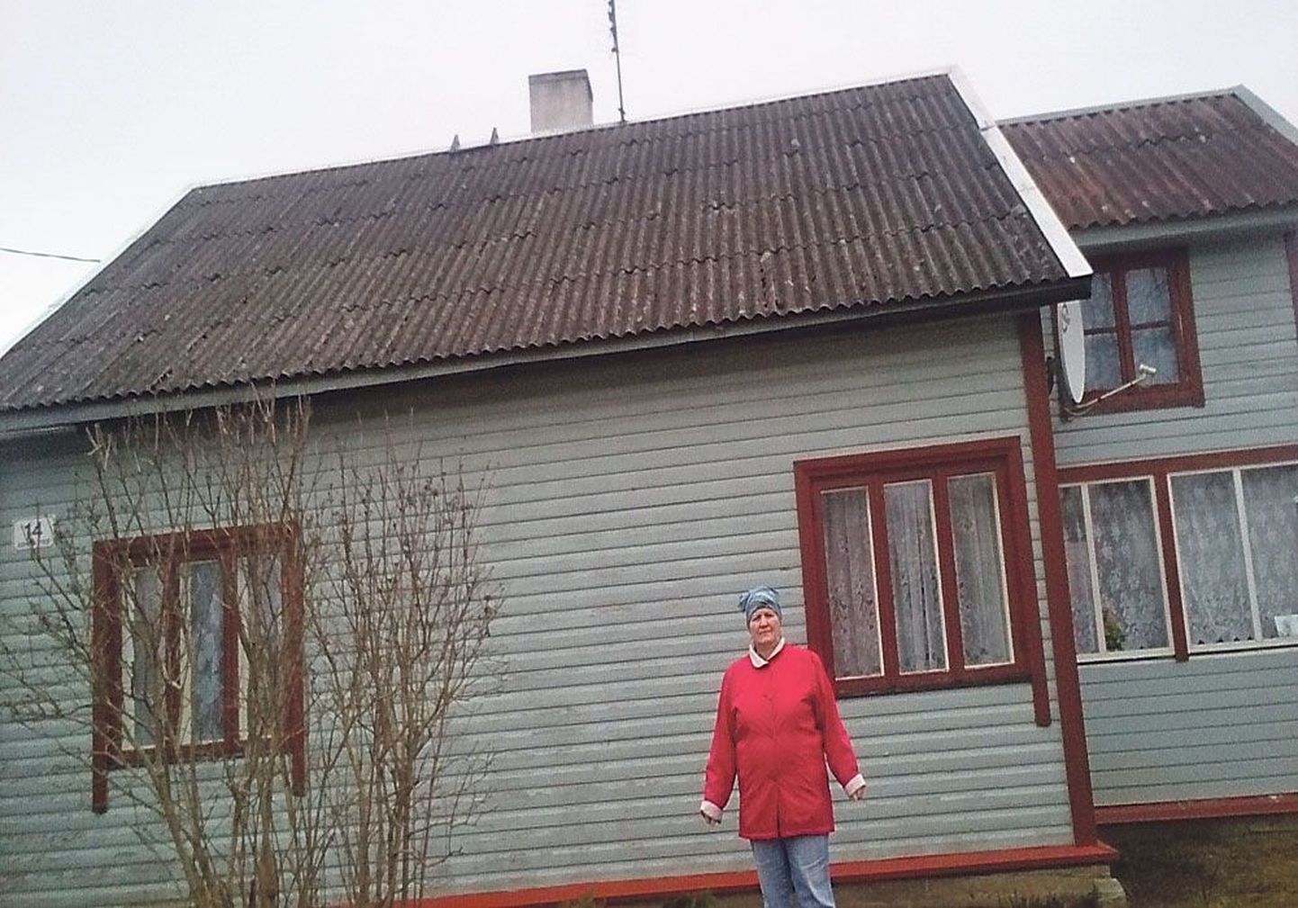 Валентину Богуславскую около дома по нашей просьбе сфотографировал ее внук.