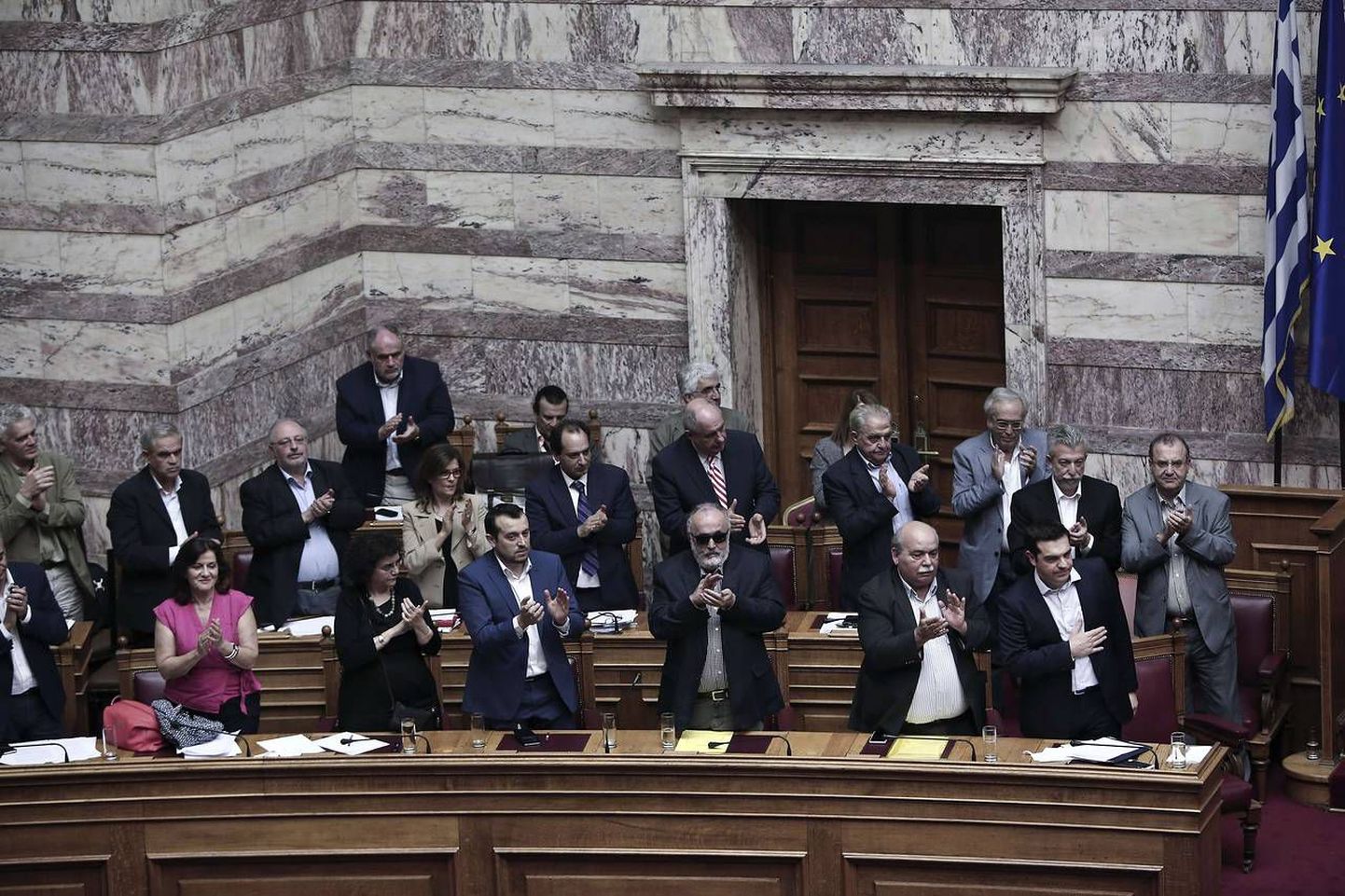 Aplaus Kreeka parlamendis pärast täna hommikul tehtud jaatavat otsust referendumi osas.