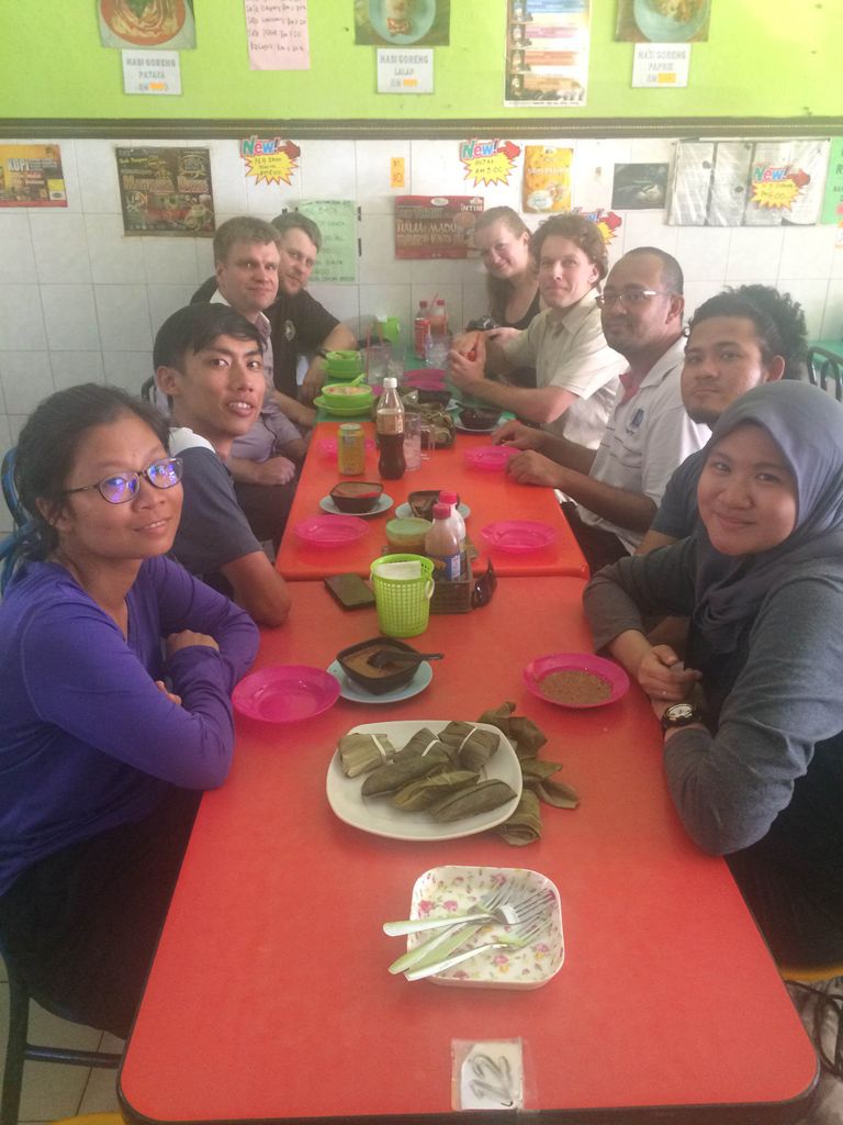 Malaisia ja Eesti teadlastega Beauforti söögikohas, kus saab head Brunei sataid.