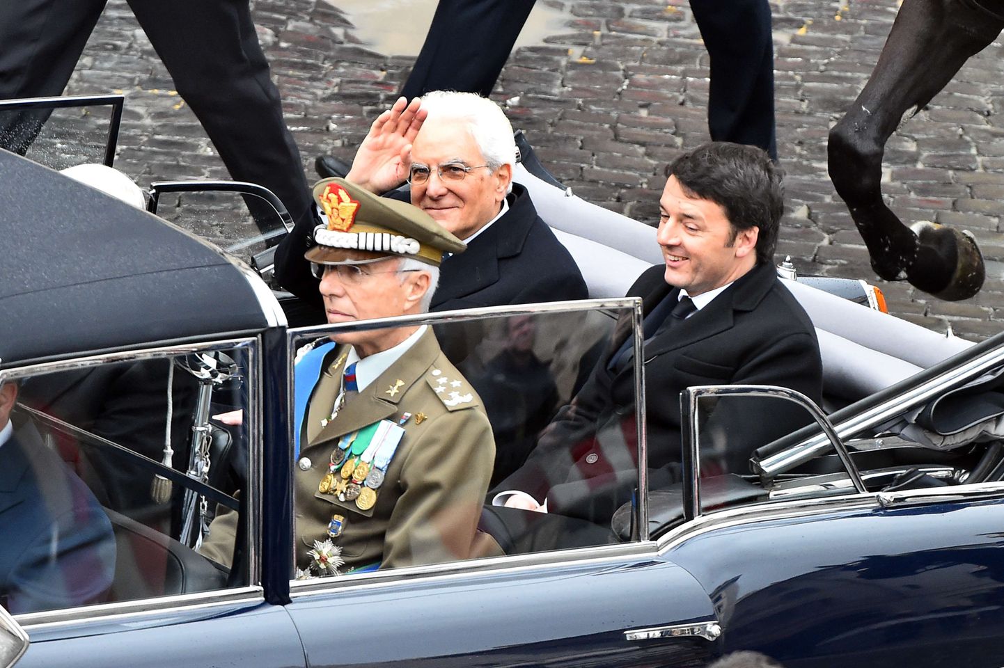 Itaalia värske president Sergio Mattarella koos peaminister Matteo Renziga (paremal) täna Roomas teel pidulikule tseremooniale.