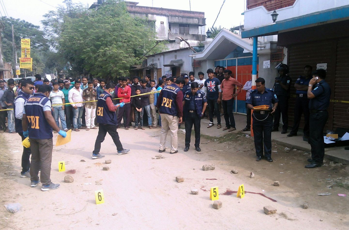 Bangladeshi politsei uurimas sündmuskohta Dhakas.