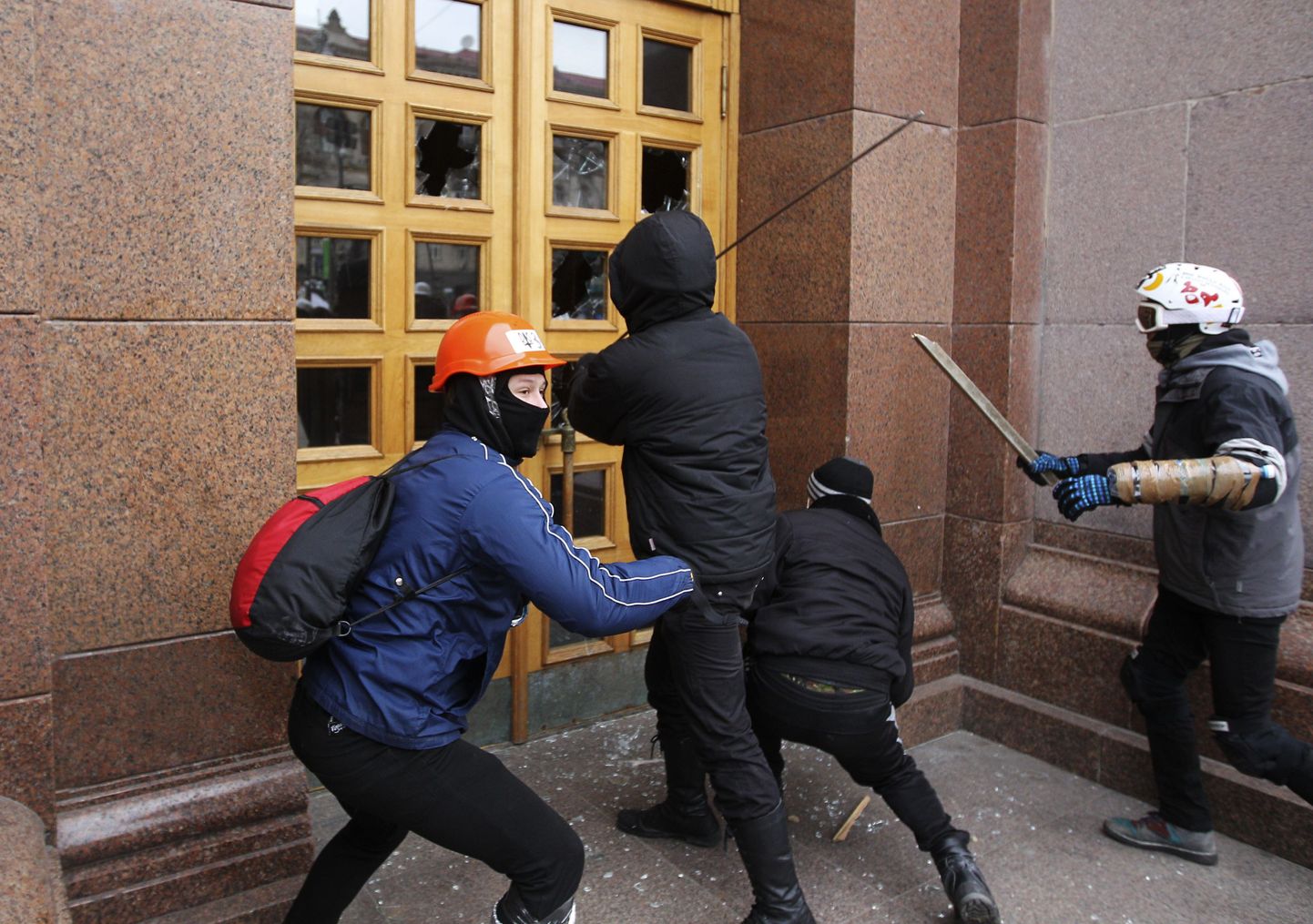 Демонстранты пошли на штурм администрации президента Украины.