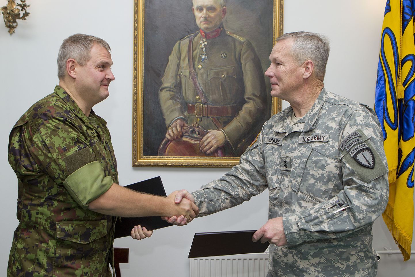 Kaitseväe juhataja brigaadikindral Riho Terras ja USA Euroopa erivägede ülem kindralmajor Michael S. Repass sõlmisid täna erioperatsioonide alase koostööleppe.