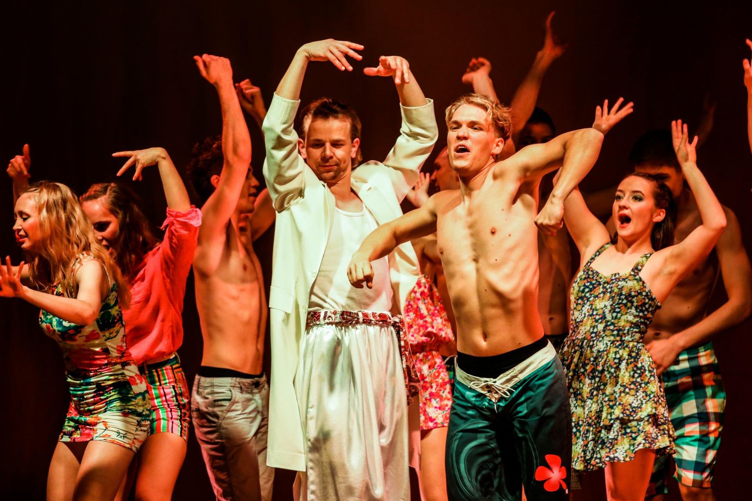 Peer Gynt (Martin Mill, keskel) naudib elu koos noortega (Viljandi teatrikunstitudengid).