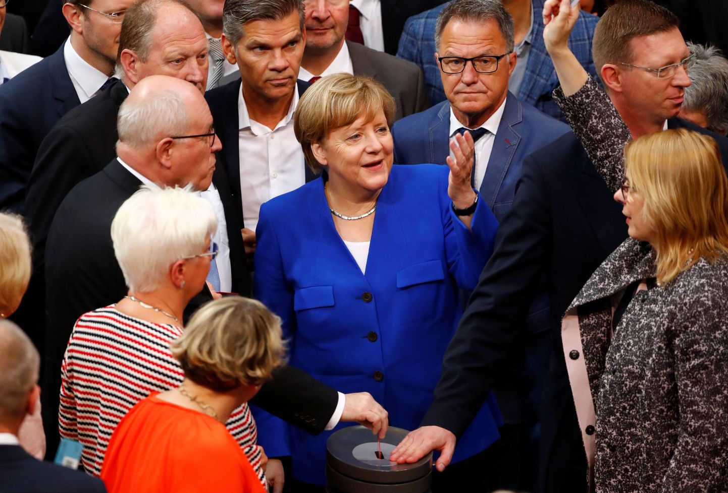 Liidukantsler Angela Merkel täna Bundestagis valimisurni juures.