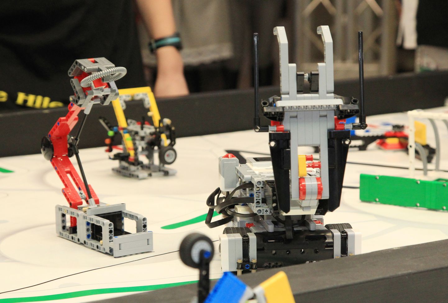 Legodest roboti ehitavad ja programmeerivad õpilased võistluseks ise.