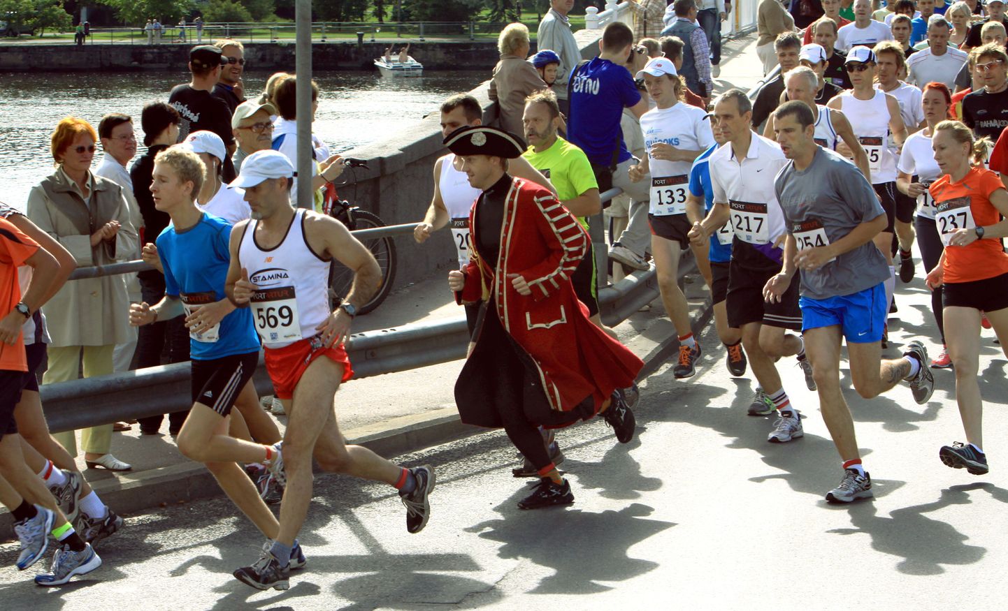 Üheteistkümnedast Jüri Jaansoni kahe silla jooksust võttis osa üle 1800 jooksja, kepikõndija ja ratastoolisõitja.