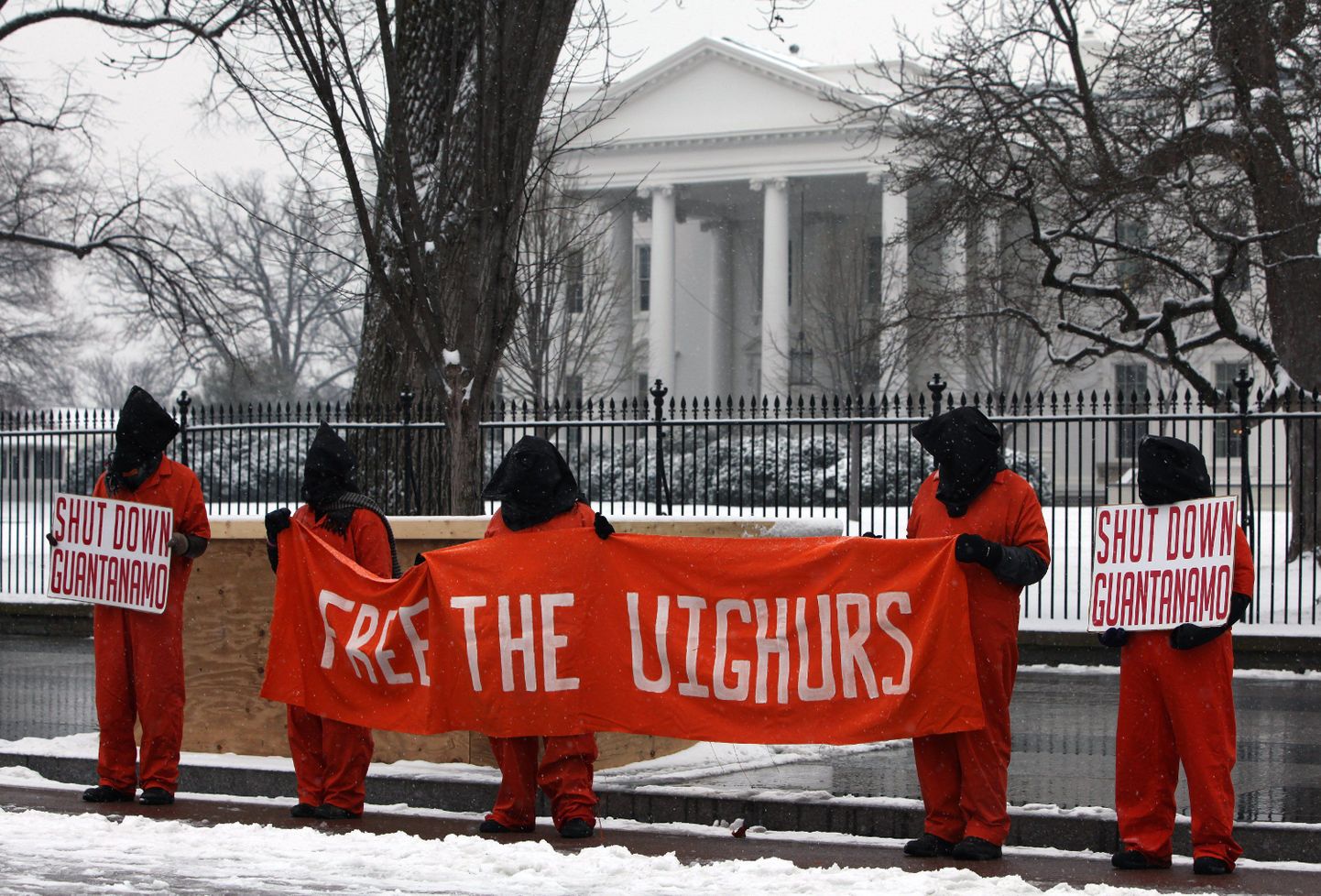 Meeleavaldajad nõudmas Valge Maja ees uiguuridest kinnipeetavate vabastamist.