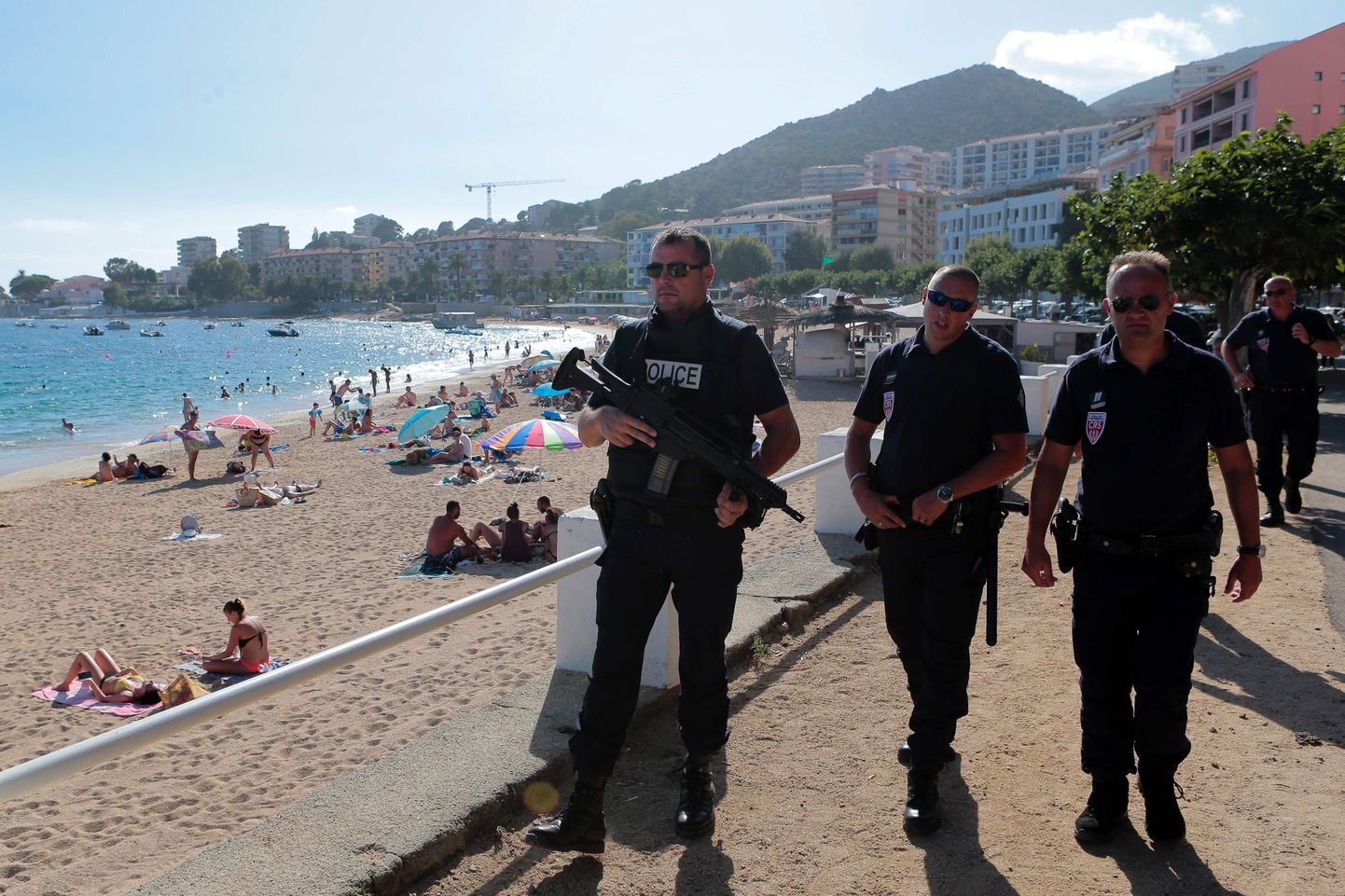 Korsika rannas patrullivad korrakaitsjad.
