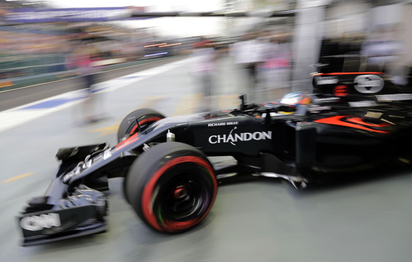 Fernando Alonso McLareni 2016. aasta auto roolis.