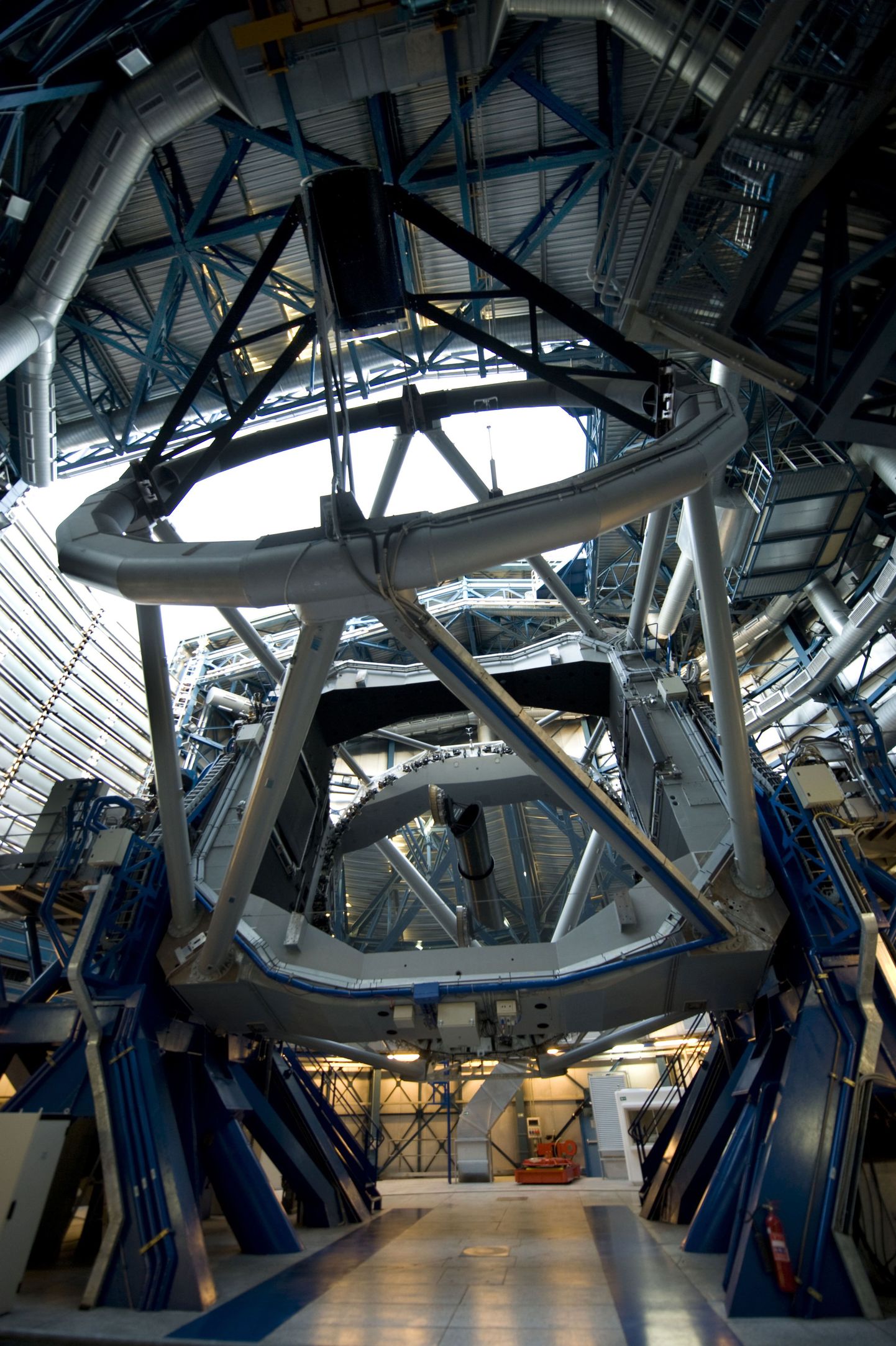 Tšiilis Paranalis asuv European Southern Observatory ülisuur teleskoop. Selle abil avastati Ahtri tähtkujus «vampiirtäht»