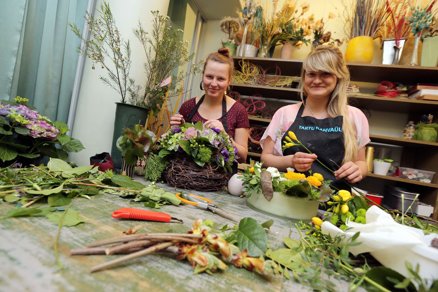 Rahvaülikooli floristikoolitus on üks kutsestandardiga seotud koolitustest, mille puhul tulumaksusoodustus alles jääb. Pildil floristi koolituse läbinud Deivi Sarapson (vasakul)ja Astrid Juhkam.