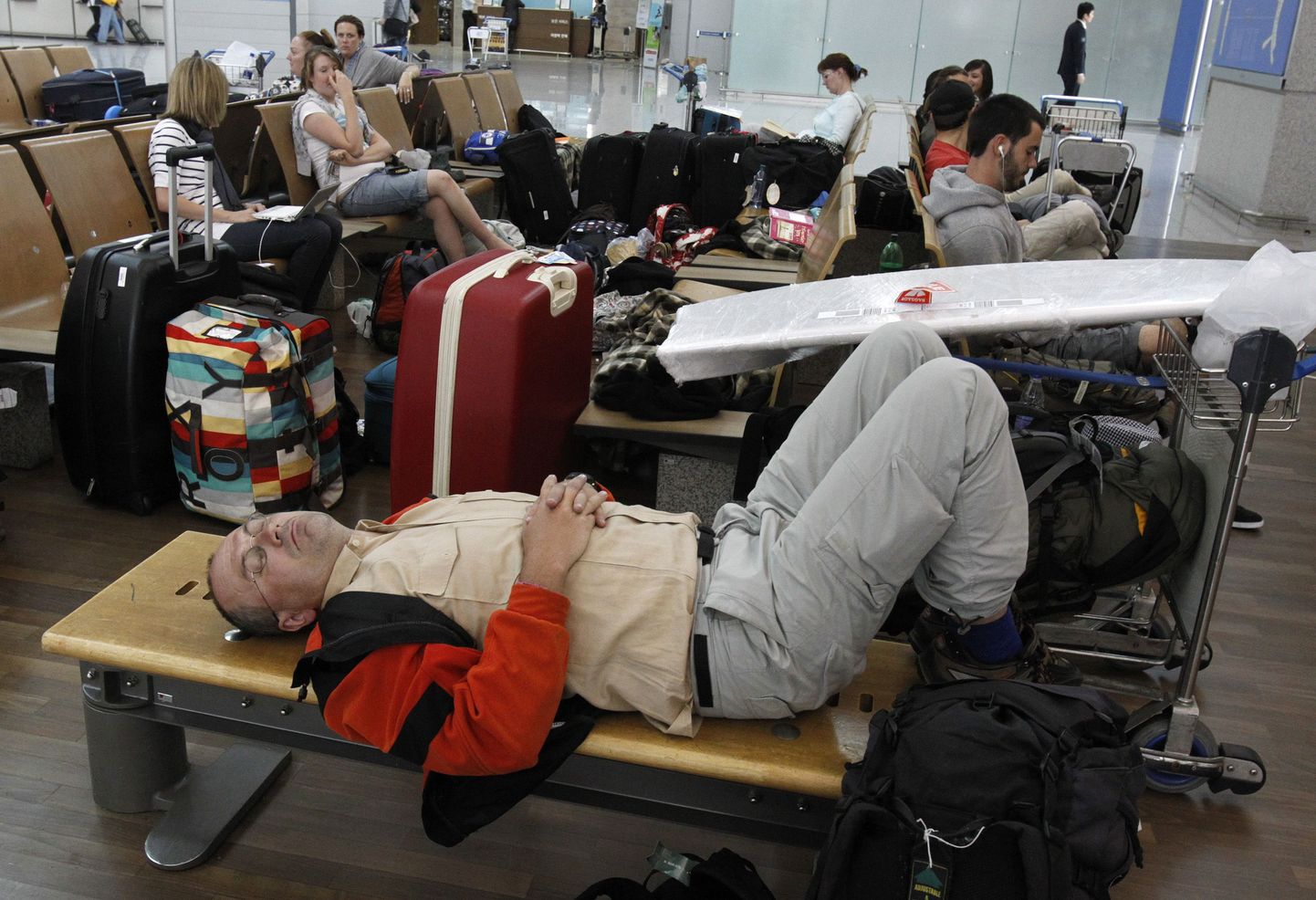 Lõuna-Korea Incheoni rahvusvahelises lennujaamas oma lendu ootavad reisijad.