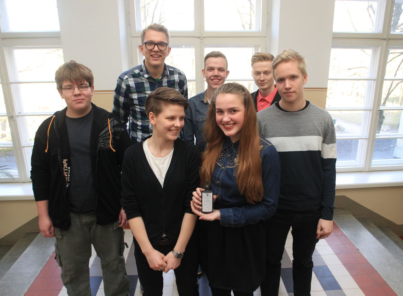 Jõgevamaa gümnaasiumi õpilasfirma AS Libekett esitleb tõhusat rattaketiõli. Esiplaanil (vasakult) Kaimo Annuk, Rimante Valancauskaite, Laura-Liisa Voojärv ja Kristofer Käosaar. Taga seisavad Ragnar Kadai, Mihkel Pent ja Tarvo Dubinin.