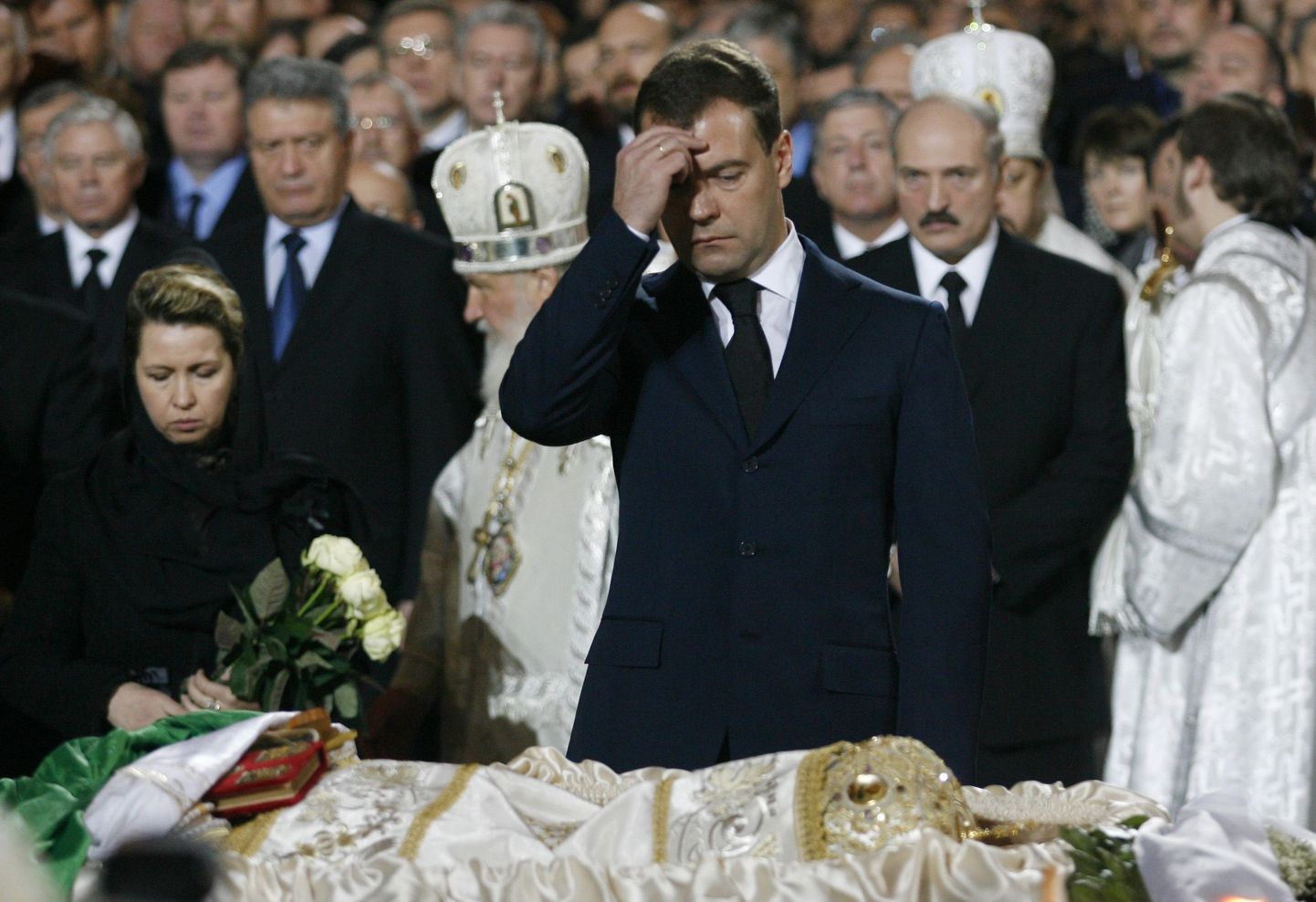 President Dmitri Medvedev jätab Lunastaja Kristuse katedraalis hüvasti Aleksius II-ga.
